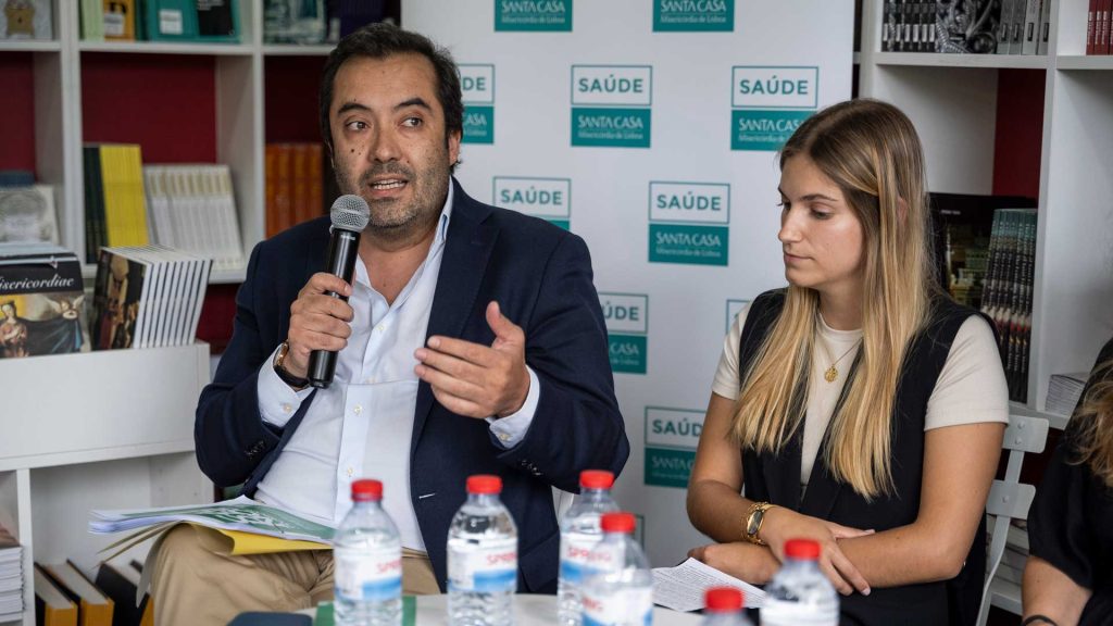 a equipa do SOL apresenta Caderno técnico no stand da Santa Casa na Feira do Livro