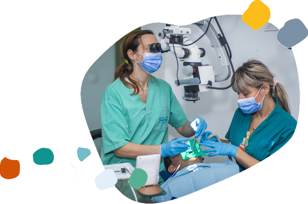 Equipa médica a utilizar microscópio em cirúrgia