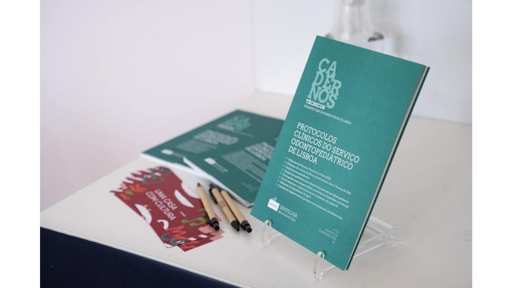 Caderno técnico SOL em cima de mesa