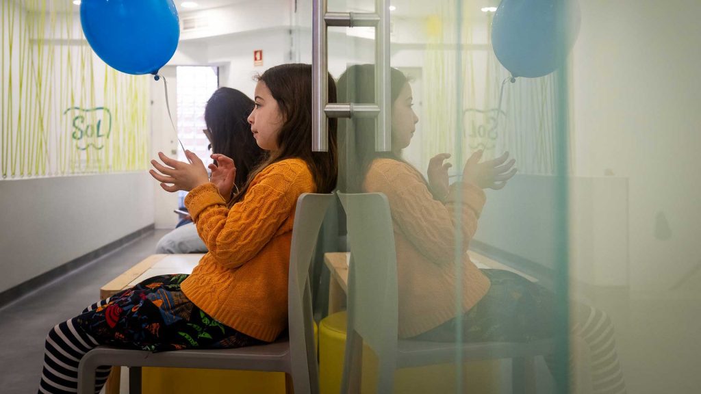 Jovem com balão na mão