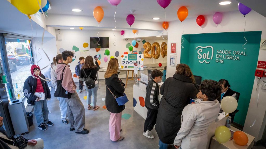 Área de recepção da Saúde Oral em Lisboa cheia de jovens