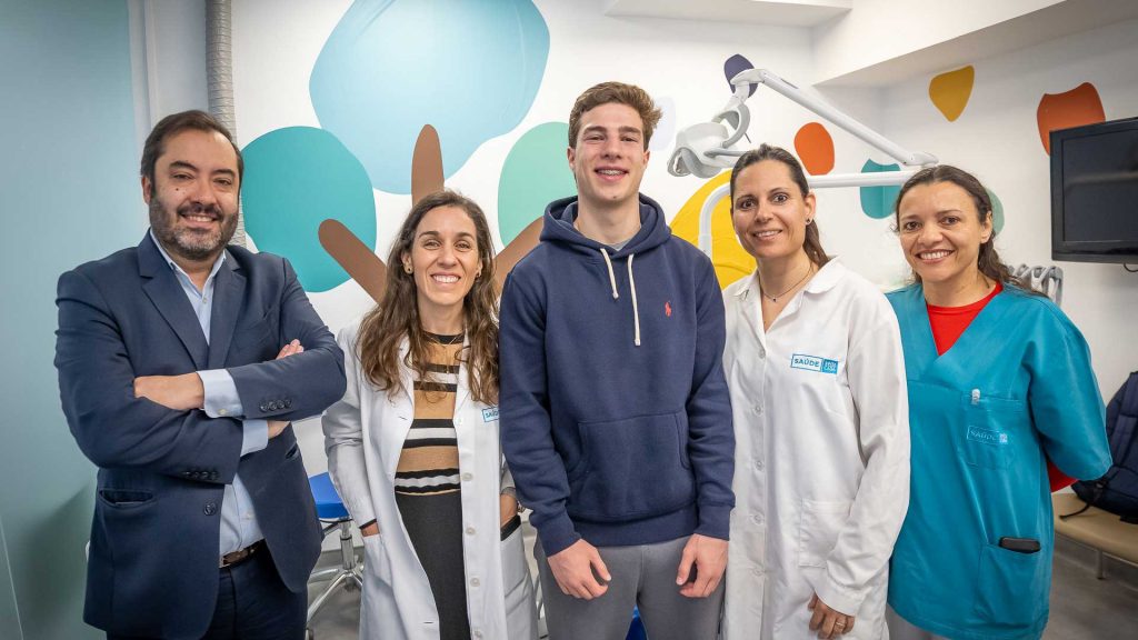 Staff da Saúde Oral em Lisboa com utente